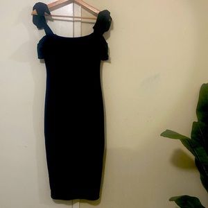 You always look better in black! This beautiful black body-con dress